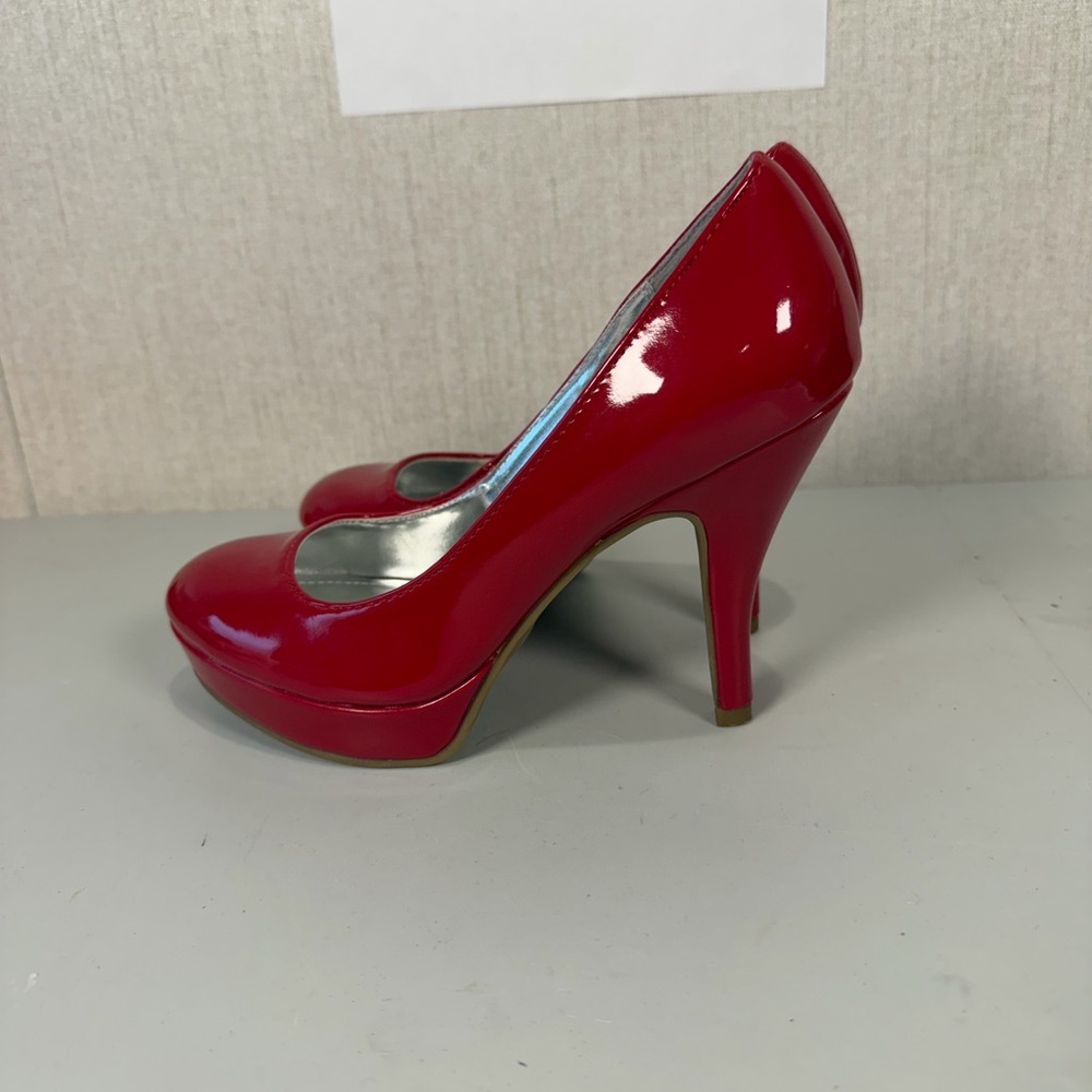 Unlisted by Kenneth Cole Patent Leather Red Pumps Women’s Size 6M‎